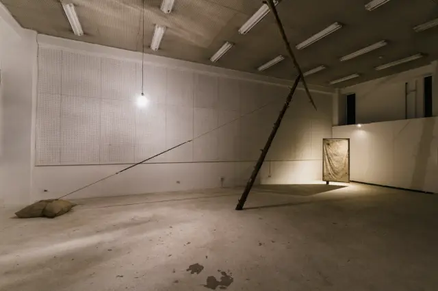 Closest imbalance ・ 2021 ・ human hair, wood, rope, hemp bag