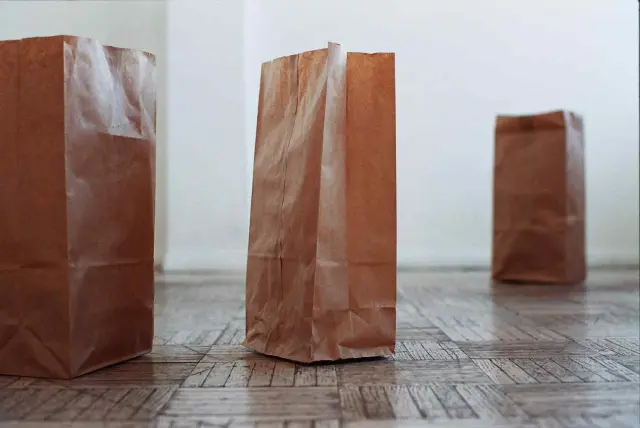 paper bags (husky) 2004 Color print 50 x 75 cm