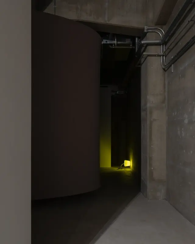 「Intervenes / Light and Table / Sound as Time / Hole」展示風景、ANOMALY、東京、2025 撮影：大町晃平 / "Intervenes / Light and Table / Sound as Time / Hole" installation view, ANOMALY, Tokyo, 2025 Photo: Kohei Omachi