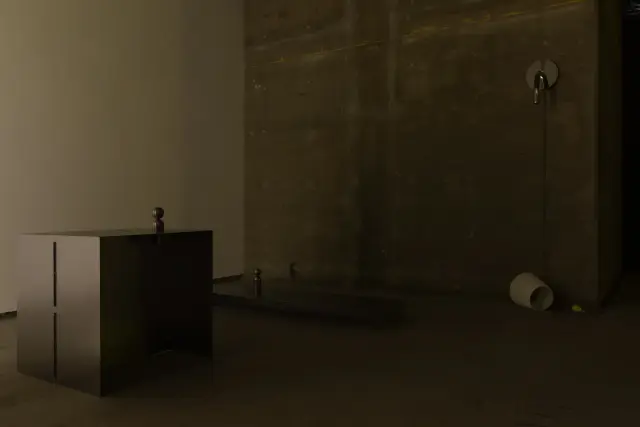 「Intervenes / Light and Table / Sound as Time / Hole」展示風景、ANOMALY、東京、2025 撮影：大町晃平 / "Intervenes / Light and Table / Sound as Time / Hole" installation view, ANOMALY, Tokyo, 2025 Photo: Kohei Omachi