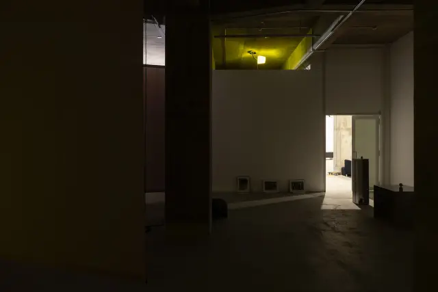 「Intervenes / Light and Table / Sound as Time / Hole」展示風景、ANOMALY、東京、2025 撮影：大町晃平 / "Intervenes / Light and Table / Sound as Time / Hole" installation view, ANOMALY, Tokyo, 2025 Photo: Kohei Omachi