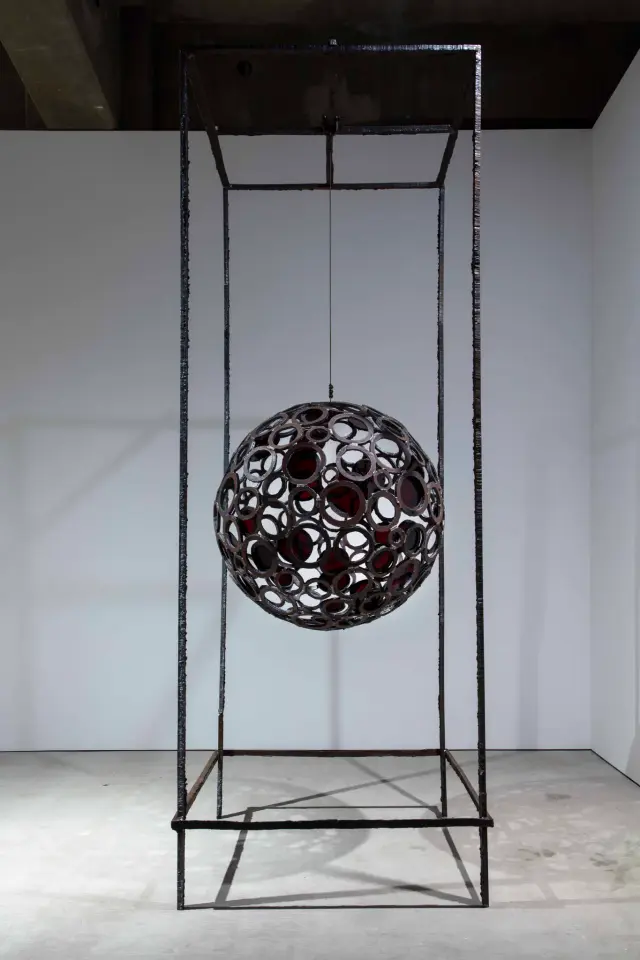 《ふりそそぐもの／2025 I》 (2025) 鉄、ガラス、ワイヤー、H305×W112.5×D113 cm ©︎Noe Aoki / 「ふりそそぐものたち – 2025」展示風景、ANOMALY、東京、2025 撮影：山本糾