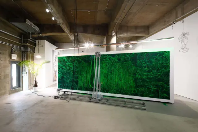《Artificial green by nature green 2.0 (collaboration work with Bagus Pandega)》 / 今津景「Mapping the Land / Body / Stories of its Past」展示風景、ANOMALY、東京、2021 / 撮影：木奥惠三