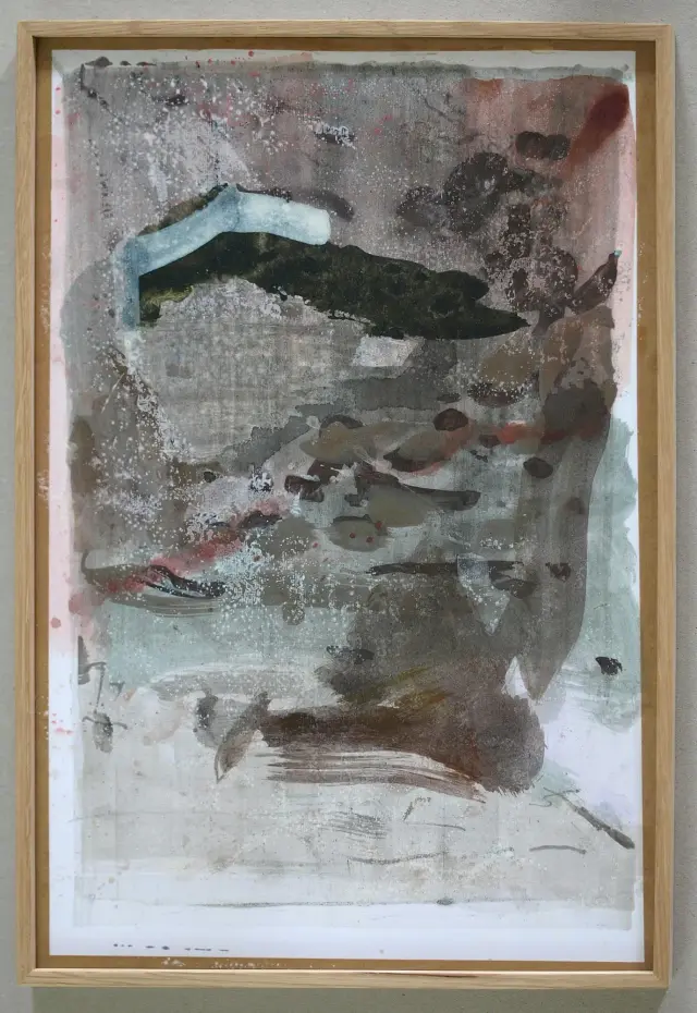 《See》2017年、紙に油彩、水、 H41xW27cm