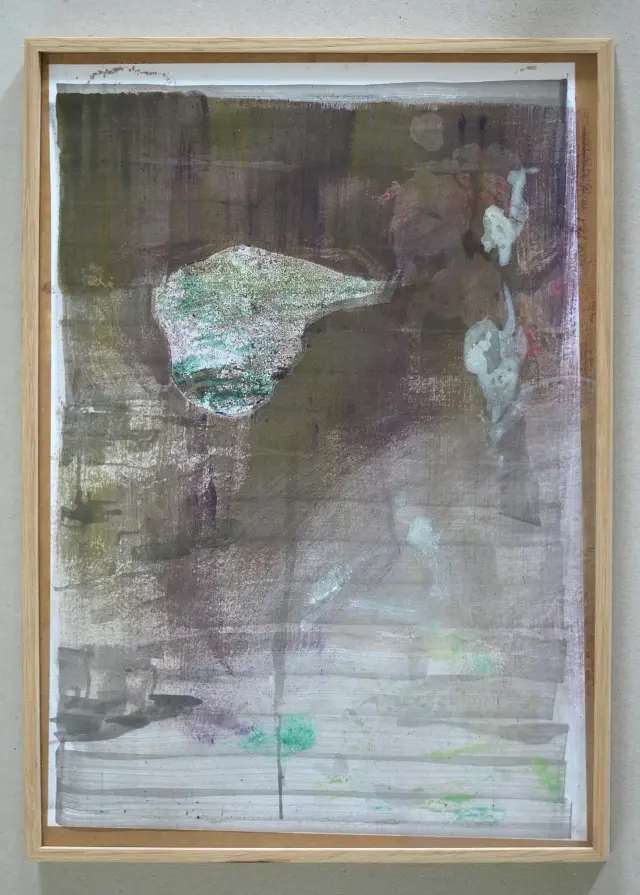 《See》2017年、紙に油彩、水、 H41xW27cm