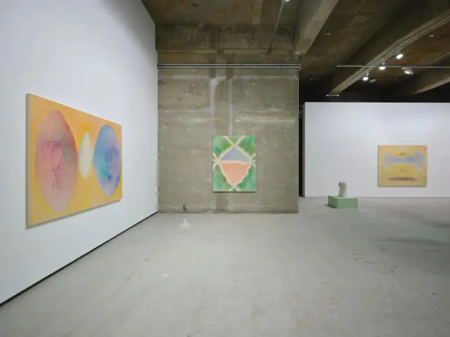 「川と子」展示風景、ANOMALY、東京、2022年 撮影：三嶋一路