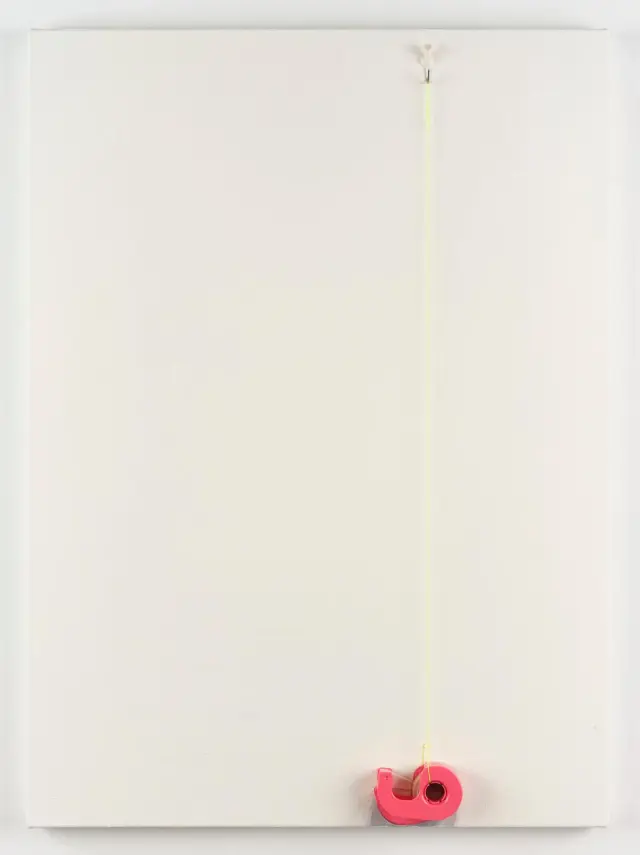 《Tape #red》 (2020) / 油絵の具、キャンバス、カッター付セロハンテープ、ピンフック H73xW53xD5cm