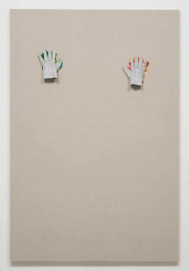《Spring / Autumn 》(2024) / キャンバスに油絵具、手袋 H194×W130.3cm