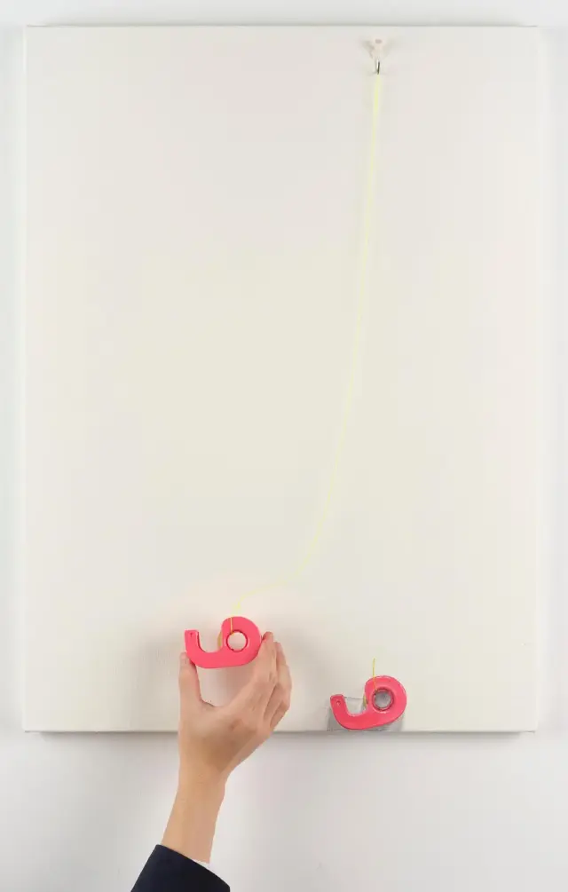 《Tape #red》 (2020) / 油絵の具、キャンバス、カッター付セロハンテープ、ピンフック H73xW53xD5cm