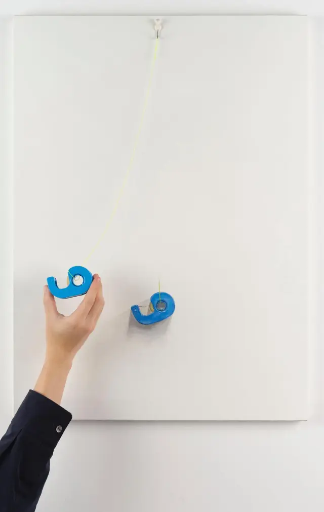 《Tape #blue》 (2020) / 油絵の具、キャンバス、カッター付セロハンテープ、ピンフック H73xW53xD5cm