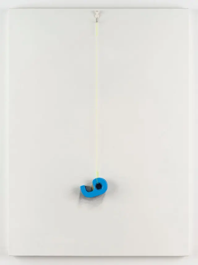 《Tape #blue》 (2020) / 油絵の具、キャンバス、カッター付セロハンテープ、ピンフック H73xW53xD5cm