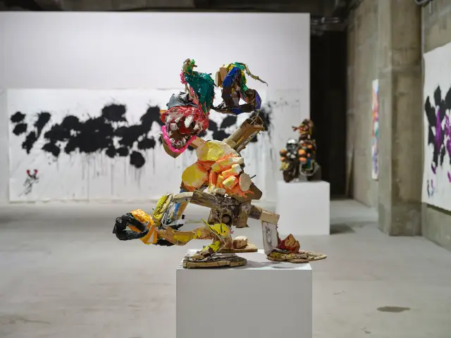 「吾輩のパンチがオーロラに炸裂！」展示風景、ANOMALY、東京、2021 / 撮影：三嶋一路