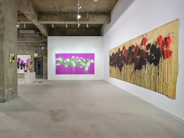 「吾輩のパンチがオーロラに炸裂！」展示風景、ANOMALY、東京、2021 / 撮影：三嶋一路