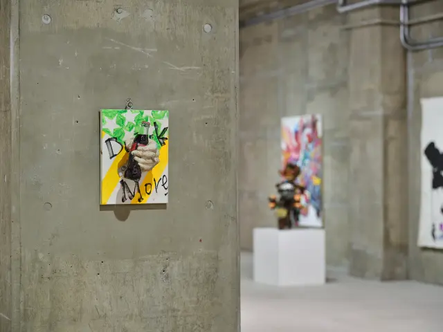 「吾輩のパンチがオーロラに炸裂！」展示風景、ANOMALY、東京、2021 / 撮影：三嶋一路