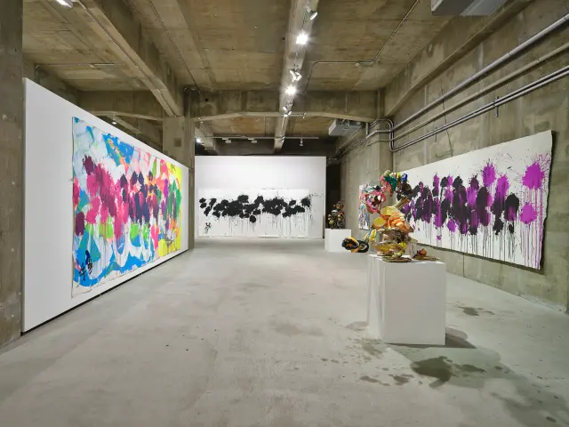 「吾輩のパンチがオーロラに炸裂！」展示風景、ANOMALY、東京、2021 / 撮影：三嶋一路