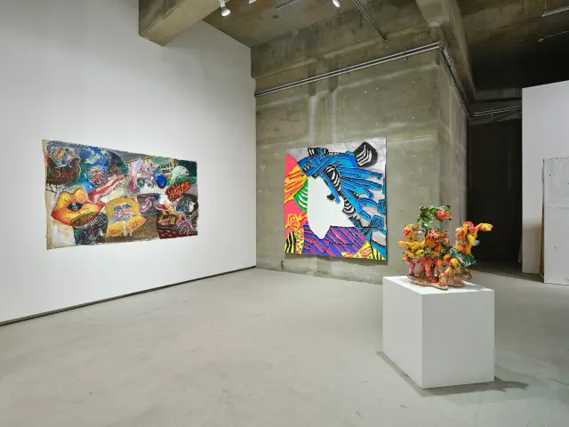 「吾輩のパンチがオーロラに炸裂！」展示風景、ANOMALY、東京、2021 / 撮影：三嶋一路