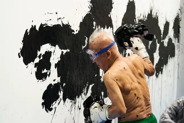 篠原有司男 ボクシング・ペインティング パフォーマンス、2021、ANOMALY、東京 / 撮影：坂本理