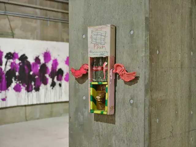 「吾輩のパンチがオーロラに炸裂！」展示風景、ANOMALY、東京、2021 / 撮影：三嶋一路