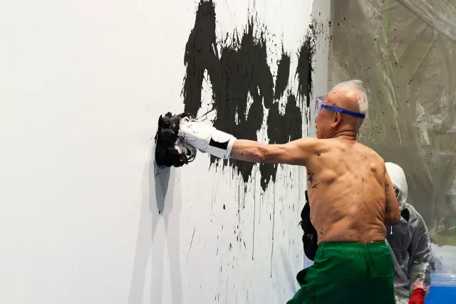篠原有司男 ボクシング・ペインティング パフォーマンス、2021、ANOMALY、東京 / 撮影：坂本理