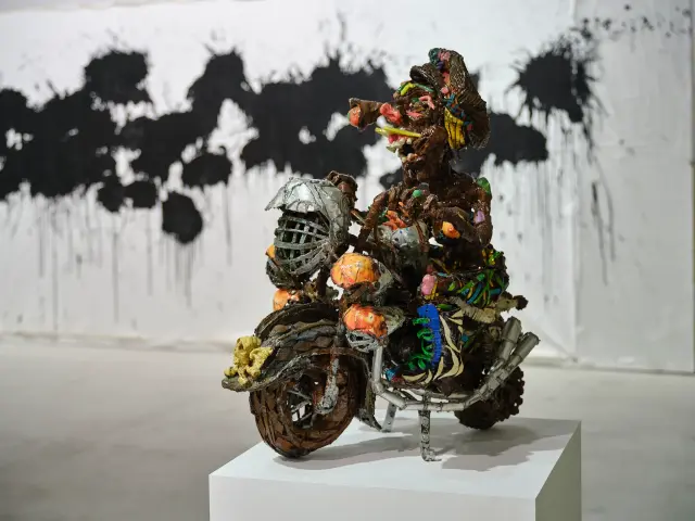 「吾輩のパンチがオーロラに炸裂！」展示風景、ANOMALY、東京、2021 / 撮影：三嶋一路