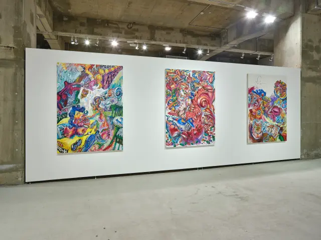 「吾輩のパンチがオーロラに炸裂！」展示風景、ANOMALY、東京、2021 / 撮影：三嶋一路