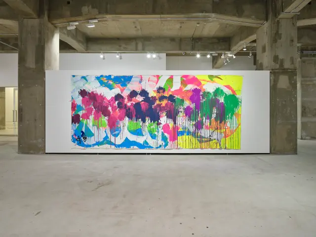 「吾輩のパンチがオーロラに炸裂！」展示風景、ANOMALY、東京、2021 / 撮影：三嶋一路