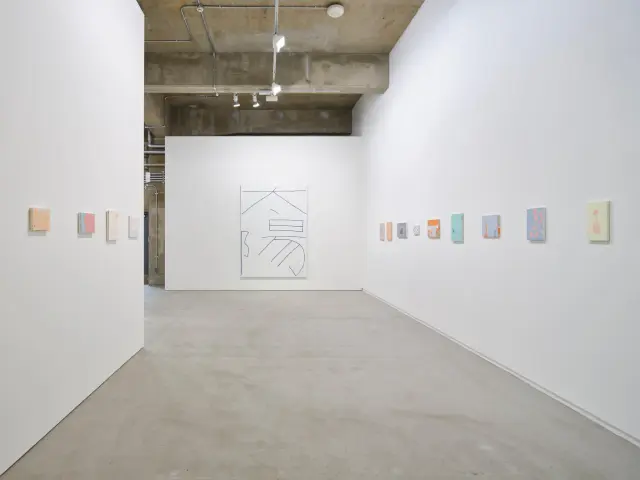 「絵画をやるーひるがえって明るい」展示風景、ANOMALY、東京、2022年 撮影: 三嶋一路