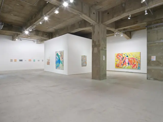 「絵画をやるーひるがえって明るい」展示風景、ANOMALY、東京、2022年 撮影: 三嶋一路
