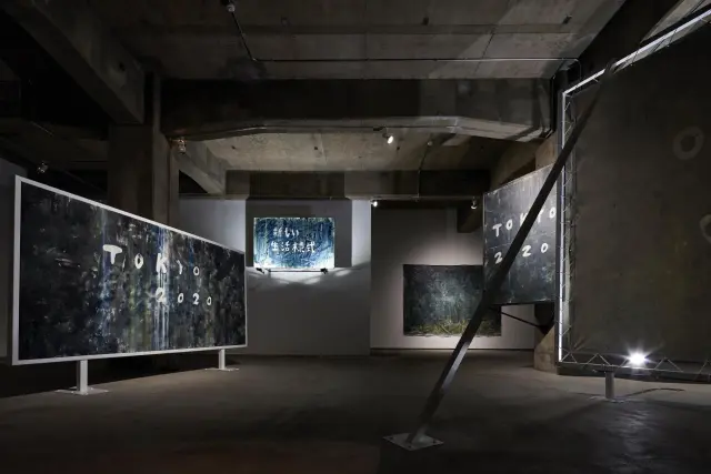 Chim↑Pom「May, 2020, Tokyo / A Drunk Pandemic」展示風景、2020、ANOMALY 撮影：森田兼次
