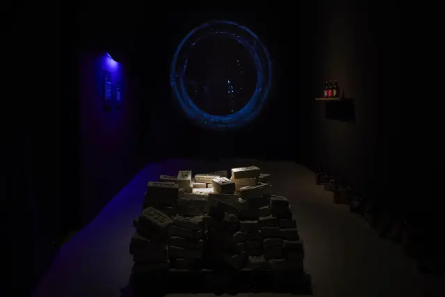 Chim↑Pom「May, 2020, Tokyo / A Drunk Pandemic」展示風景、2020、ANOMALY 撮影：森田兼次