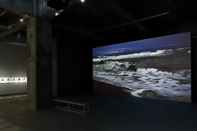 《波を耕す-日本海》(2024) / 「波を耕す」展示風景、ANOMALY、東京、2024年 撮影：木奧恵三