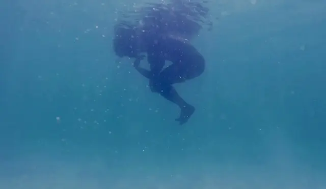 《海で考える人》(2016) シングルチャンネル・ビデオ、6min 53sec