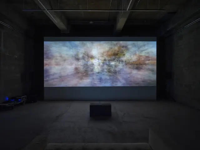 《Anti-cosmos》2022年、4K DCP、16min / 「Collage and Anti-cosmos」展示風景、ANOMALY、東京、2023年 撮影：三嶋一路