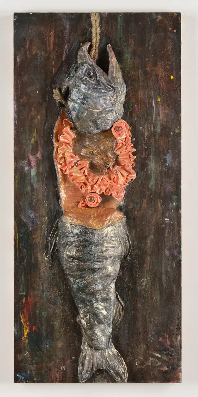 《シャケなベアー》 (2021) パネルに粘土、化粧品、アクリル絵の具、ビー玉 Shake na Bear (2021) Acrylic on panel, clay, cosmetics, marble, H110xW50xD11.5cm