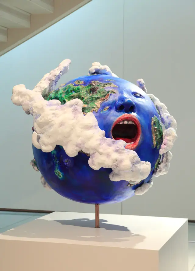 《顔の惑星》 (2016) FRP、石膏、アクリル絵具、他 / Planet of the Faces (2016) FRP, plaster, acrylic paint and other media, H129xW138xD135cm