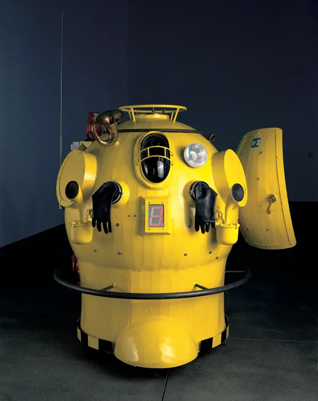 《E.E.ポッド１（イエロー）》1996, ガイガーカウンター、鉄、モーター、食料、水、他, H150×W130×D120cm / E.E.POD 1 (YELLOW) Emergency Escape Pod , 1996, Geiger counter, steel, moter, food, water, others, H150×W130×D120cm