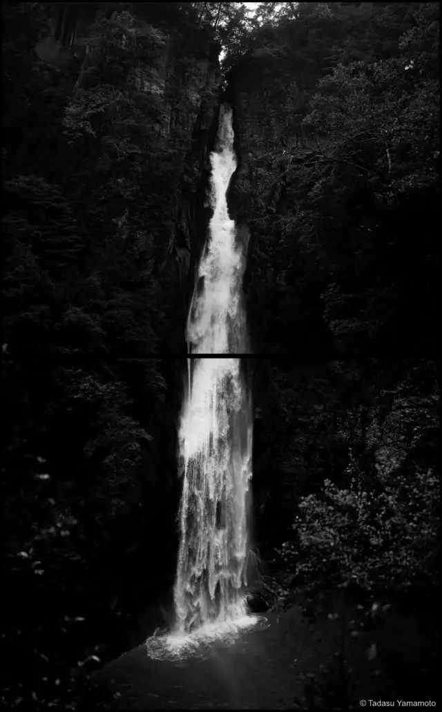 《落下する水– 那智滝》(1991) ラムダ・プリント、H172×W100cm