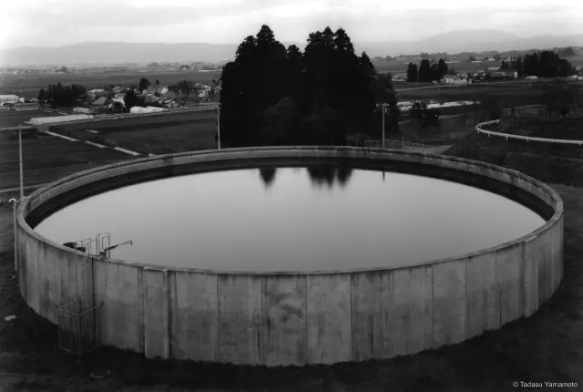《光・水・電気 27》(2011) ゼラチンシルバー・プリント、H120×W183cm