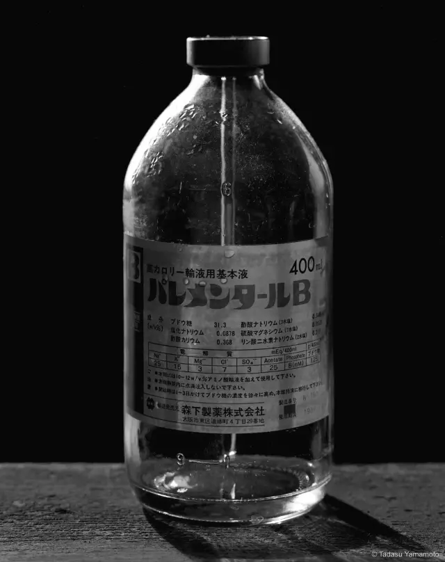 《Bottles パレメンタールB》(1982) ゼラチンシルバー・プリント、H50×W60cm
