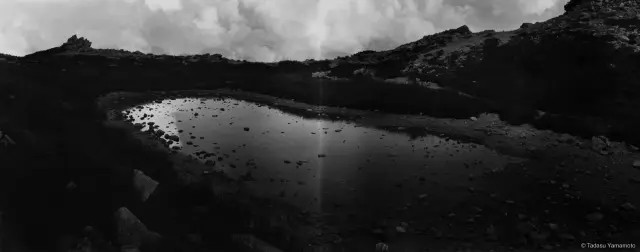 《暗い水 – 立山 I》(1994) インクジェット・プリント、H100×W250cm
