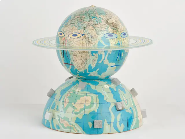 《アースデイ 1》2023年、プラスチック、発泡スチロール、アクリル、マジック、石、 H34.8xφ35cm