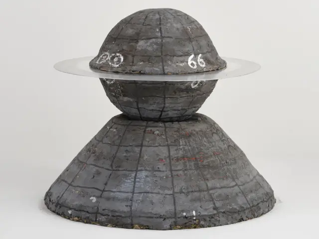 《アースデイ 4》2023年、紙、セメント、マジック、 H25xφ25.5cm