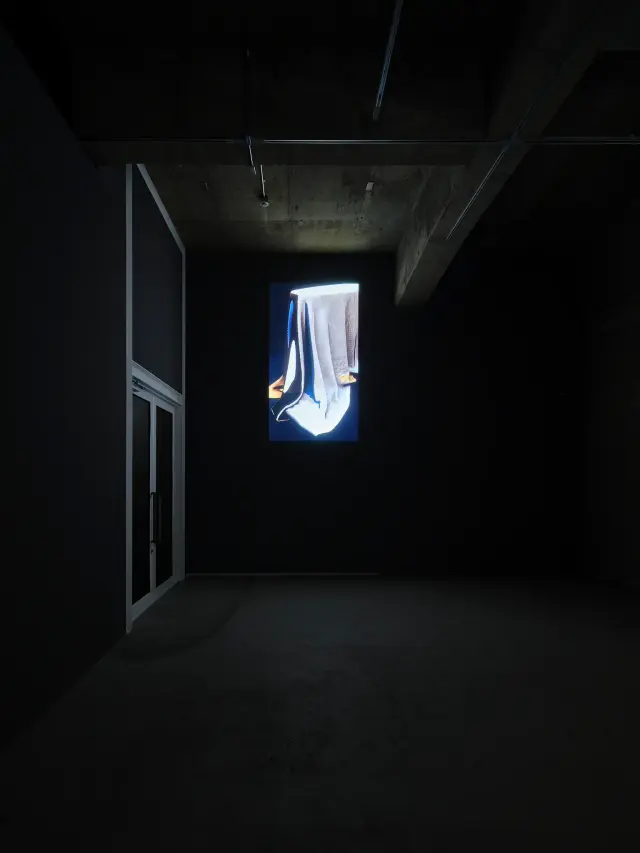 《瞬く家（シーツ）》2021-2022年 / 「所在について」展示風景、ANOMALY、東京、2022年 撮影：三嶋一路