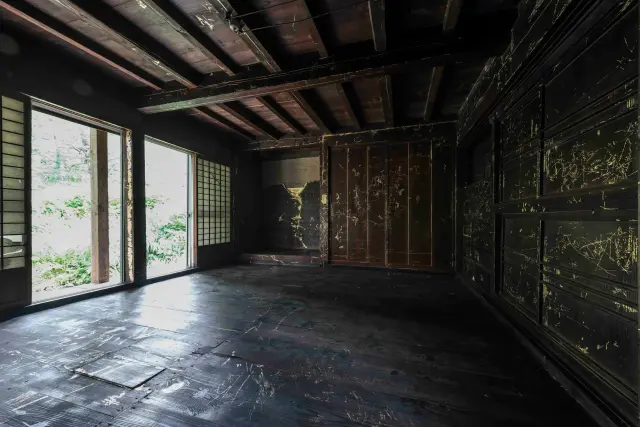 最後に継ぐ家 -Golden Repair- ・ 2015 新潟、枯木又集落, Niigata,Japan ・ house/gold leaf, photo : Seiji Toyonaga