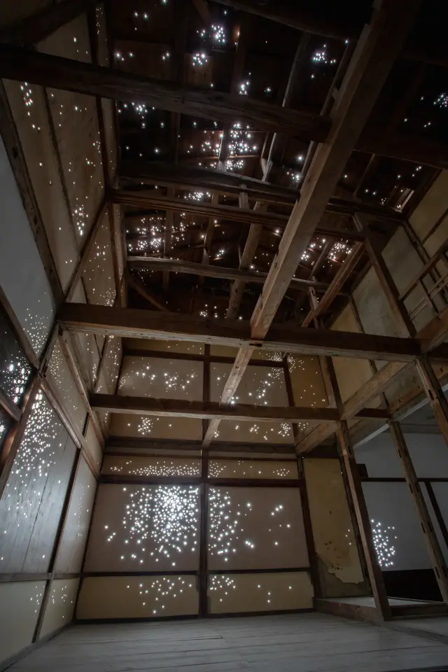 あかるい家 -Bright house- ・ 2021 石川 ・ House, Sun light,Acrylic resin ,light bulb, photo: Sakika matsuda