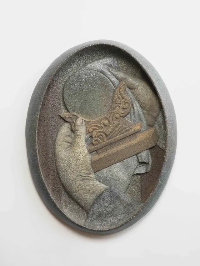 鏡を拭く -wiping the mirror- ・ 2022 ・ ceramic clay, glaze, color slip