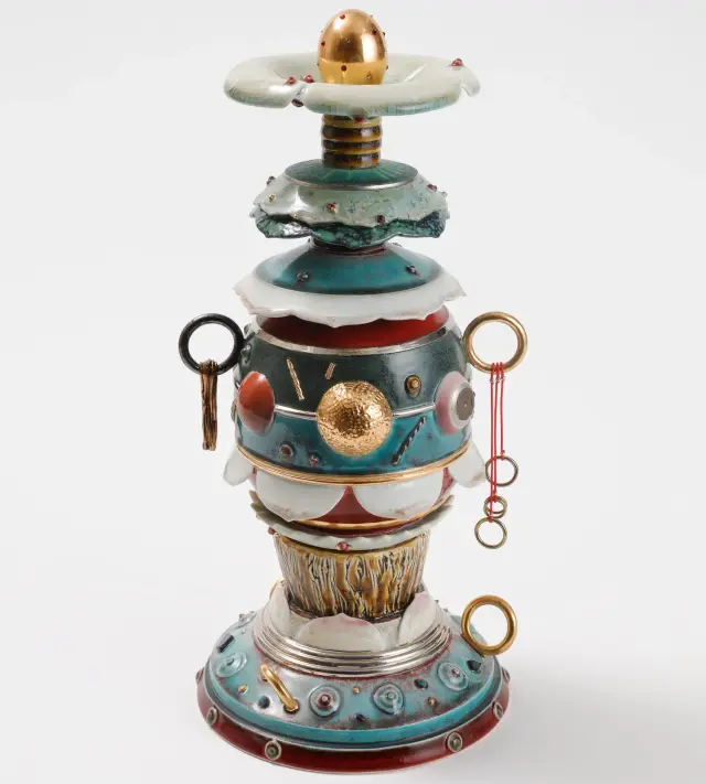 蓮花 ・ 2023 ・ Porcelain clay, glaze, gold, platinum, brass, braid, Swarovski