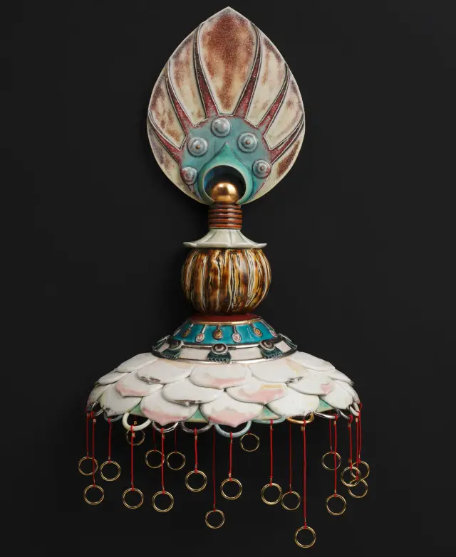 化生 ・ 2022 ・ Porcelain clay, glaze, gold, platinum, brass, braided cord