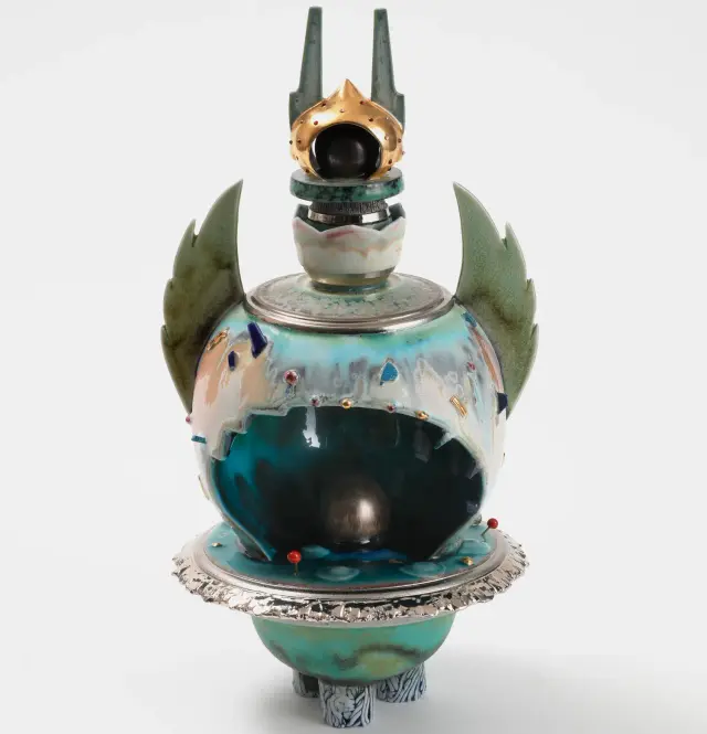 傍らの精霊 ・ 2023 ・ Porcelain clay, glaze, gold, platinum, Swarovski, brass
