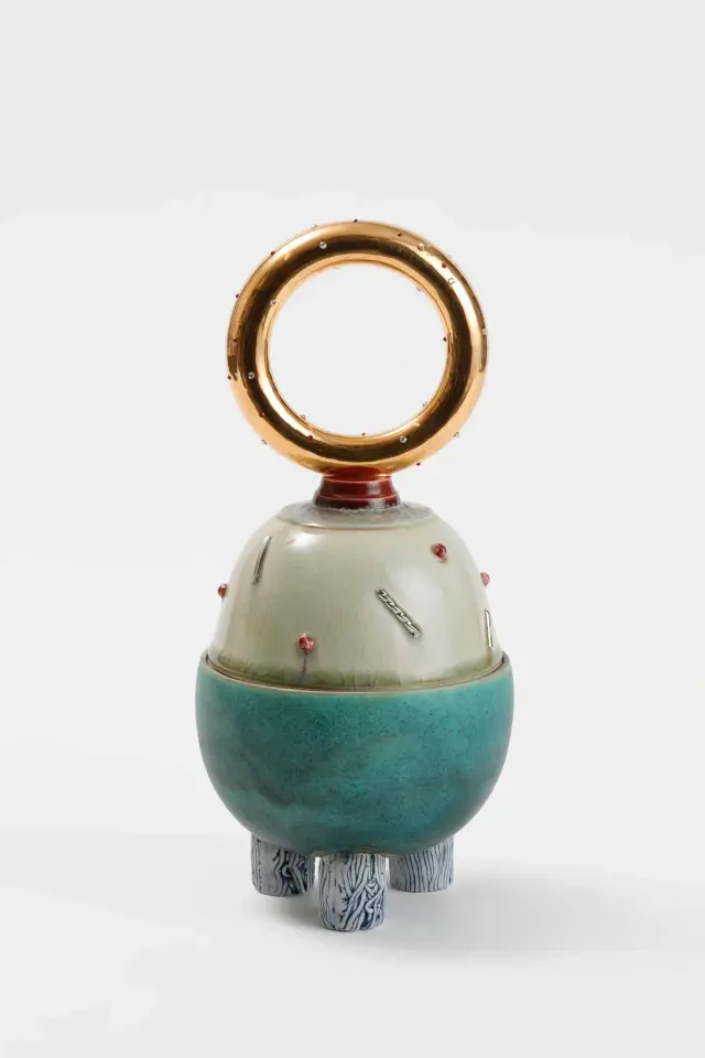 卣 -yu- ・ 2023 ・ Porcelain clay, glaze, gold, platinum, Swarovski